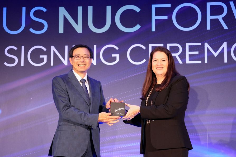 ASUS co-CEO S.Y. Hsu takes an Intel® NUC system from Michelle Johnston Holthaus, EVP and GM of the Client Computing Group at Intel. ASUS now manufactures and sells Intel NUC 10th to 13th generation systems product lines, and will develop future NUC system